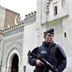 La Policía en una mezquita de París, en una imagen de archivo