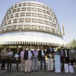 El presidente de la Fundación Toro de Lidia (FDL), Carlos Núñez (4d), momentos antes de la entrega en el Tribunal Constitucional de 25.000 firmas.
