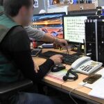 Agentes de la Guardia Civil analizando los archivos