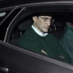 El ex teniente de alcalde de Barcelona Antoni Vives, abandona su casa en un coche policial tras haber sido detenido por la Guardia Civil para registrar su despacho.