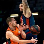 El escolta estadounidense del Valencia Basket, Matt Thomas, ante el pívot francés del Kirolbet Baskonia, Vincent Poirier / Foto: Efe