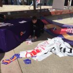 Independentistas agreden a jóvenes de Societat Civil y queman una bandera de España