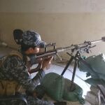 Shaker apunta con su fusil desde un edificio del oeste de Mosul.