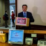 Juan Carlos entrega los 3.200.000 firmas en el Congreso