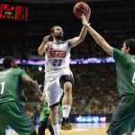 Sergio Llull entra a canasta ante los jugadores del Unicaja Carlos Suárez y Christian Eyenga
