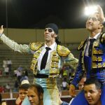 Los diestros Juan José Padilla (i) y David Fandila "El Fandi"(d), salen a hombros por la puerta grande de la plaza. Foto: Efe