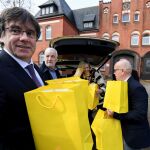 Carles Puigdemont, llevando libros de autores catalanes a la cárcel de Neumuenster (Alemania), donde estuvo detenido en marzo de 2018