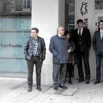 Un grupo de trabajadores de una sucursal de Caja España, en León, secunda el paro de las 12 horas, en el día de aye