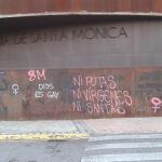 Pintada en la fachada de la parroquia de Santa Mónica