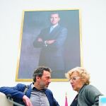 Mauricio Valiente junto a la alcaldesa de la capital, Manuela Carmena