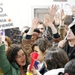 Medio centenar de trabajadores concentrados a las puertas de la reunión protestaron contra los ajustes de plantilla