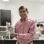 Jayan Thomas muestra su invento
