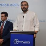 Francisco Jódar (izda.) y Víctor Martínez (dcha.), ayer en la sede parlamentaria del PP