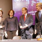La consejera de Cultura y Turismo, María Josefa García, suscribe un convenio de colaboración contra el intrusismo en el sector turístico con los alcaldes, José Luis Ricas, de Ávila; Antonio Silván, de León; Alfonso Fernández Mañueco, de Salamanca; y la concejal de Turismo del Ayuntamiento de Palencia, Carmen Fernández