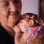 Fotografía del 8 de febrero de 2016, de Ana Beatriz, una niña con microcefalia que celebró 4 meses de vida en el municipio de Lagoa do Carro, Pernambuco (Brasil)