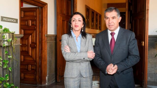 La presidenta del Parlamento de Andalucía, Marta Bosquet, ayer con el presidente del TSJA, Lorenzo del Río /Foto: Efe