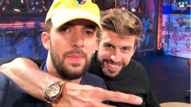 El central del Barça posa junto a David Broncano en ‘La Resistencia’ / Twitter