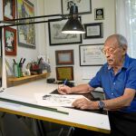 El dibujante Enric Badia en su estudio barcelonés donde sigue trabajando en libros y en encargos para todo el mundo / Foto: Shooting