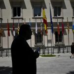 El portavoz del Partit Demòcrata Català (PDC) en la Cámara Alta, Josep Lluís Cleries, a las puertas de la institución