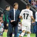 El técnico del Real Madrid da instrucciones a Lucas Vázquez