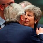 Theresa May y el presidente de la Comisión Europea, Jean-Claude Juncker, durante la cumbre de los líderes de la UE en Bruselas / Reuters