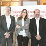 De izda a dcha., Josep María Llibre, Amaya Echevarría y Santiago Moreno durante la jornada