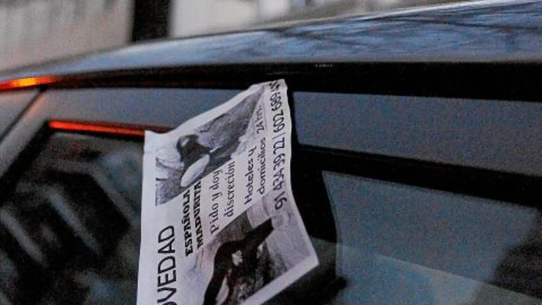 Los anuncios de prostitución en los parabrisas han proliferado por todos los barrios de la capital