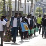 Un grupo de inmigrantes llega al Centro de Estancia Temporal de Inmigrantes (CETI) en Melilla, tras saltar la valla