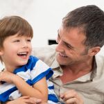 Los hombres sienten un deseo mayor de tener hijos que las mujeres, superando en casi cuatro puntos la media femenina