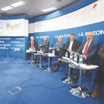 En la imagen, un momento del debate en la tercera sesión del foro. Juan José Güemes, Alberto de Rosa, Enrique de Porres, Carlos Amaya, Santiago Cervera, José Ignacio Nieto García y Marciano Sánchez Bayle