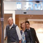 Los Reyes Eméritos salieron de la clínica Ruber en torno a las 23:00, donde visitaron a la Infanta