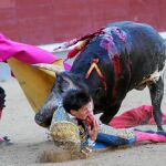Momento de la cornada en el cuello a Daniel García, ayer, en Las Ventas