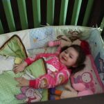 La pequeña Ever en su cuna
