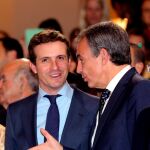 Pablo Casado, ayer, con el ex presidente José Luis Rodríguez Zapatero. Foto: Efe