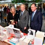 Eduardo Mendoza, que abrió la feria, con el alcalde de Tomares, José Luis Sanz, y la consejera de Cultura de la Junta, Patricia del Pozo / Foto: La Razón