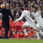 El entrenador del Real Madrid Zinedine Zidane (i) durante el partido