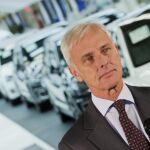 El presidente del grupo Volkswagen, Matthias Müller, se dirige a los medios tras su visita a la planta de Volkswagen en Wolfsburgo