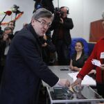 Jean-Luc Melenchon vota en un colegio electoral del distrito 10 de París