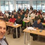 Luis Vera, con algunos alumnos opositores, en el Centro de Formación Integral, un referente en la preparación de oposiciones / Foto: La Razón