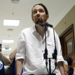 El líder de Podemos, Pablo Iglesias, hace declaraciones a los periodistas, hoy en el Congreso, tras formalizar su acta de diputado de la XII legislatura