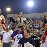 Javier Jiménez, El Juli y José María Manzanares saliendo a hombros de la plaza de toros de San Sebastián de los Reyes