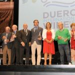 Foto de familia de Herrera y Milagros Marcos, con los pioneros del vino en nuestra Comunidad