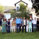 Fotografía de familia, del presidente del Gobierno, Pedro Sánchez, y sus diecisiete ministros reunidos hoy en la finca toledana de Quintos de Mora/Foto: Efe