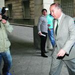 El juez Juan Gutiérrez Casillas accede a las dependencias judiciales del Prado