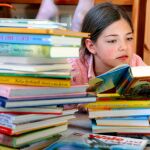 Una niña leyendo en una biblioteca