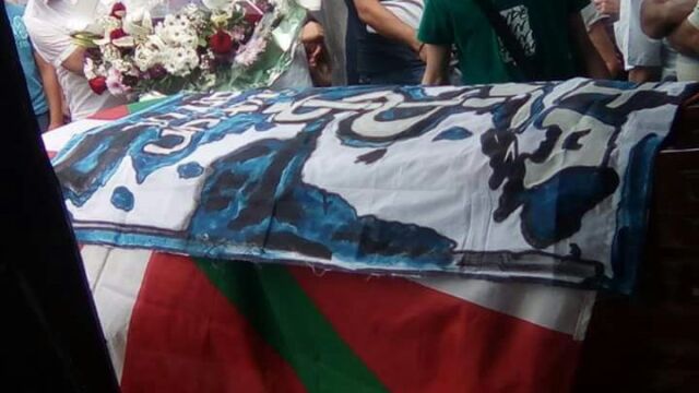 Imagen del féretro con la bandera de ETA
