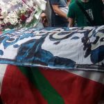 Imagen del féretro con la bandera de ETA
