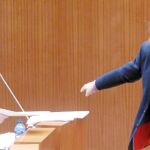 El líder de Podemos, Pablo Fernández, deja al presidente Herrera unos papeles con el informe de la Federación de Asociaciones para la Defensa de la Sanidad Pública, que otorga un «regular» al sistema regional.