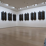 Una de las instalaciones de Jannis Kounellis, de una enorme expresividad radical, fechada en 1988 y formada por paneles de acero, carbón y sacos de arpillera