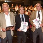 Los editores, Enrique Cornejo y Julio Martínez, junto al presidente de la Diputación provincial, Jesús Julio Carnero